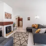 Διαμέρισμα Spacious Two Bedroom Apt, 200m From The Καρβοέιρο