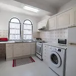 Διαμέρισμα Spacious Two Bedroom Apt, 200m From The
