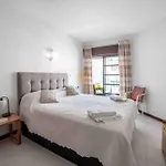 Διαμέρισμα Spacious Two Bedroom Apt, 200m From The Καρβοέιρο