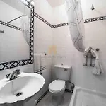 Διαμέρισμα Spacious Two Bedroom Apt, 200m From The *