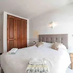 Spacious Two Bedroom Apt, 200m From The Διαμέρισμα