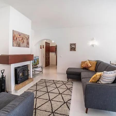 Apartment Spacious Two Bedroom Apt, 200m From The Carvoeiro (Lagoa)