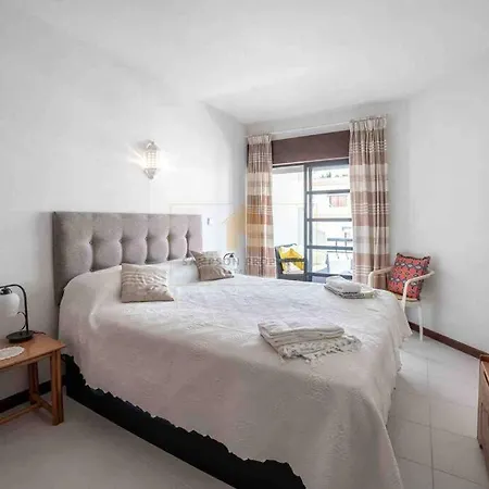 Apartment Spacious Two Bedroom Apt, 200m From The Carvoeiro (Lagoa)