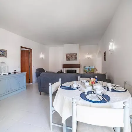 Spacious Two Bedroom Apt, 200m From The Apartment