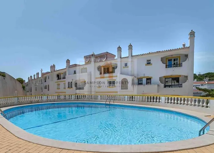 Apartmán Spacious Two Bedroom Apt, 200m From The