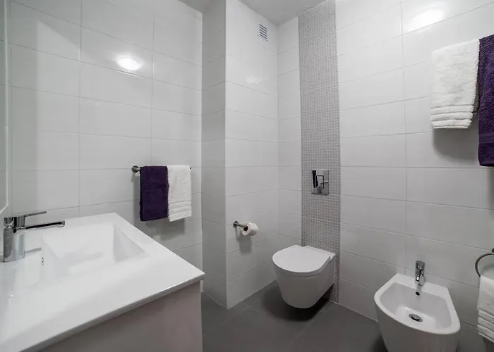 Spacious Two Bedroom Apt, 200m From The Apartmán