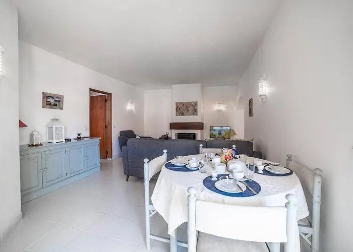 Spacious Two Bedroom Apt, 200m From The Apartmán