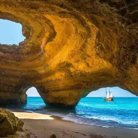 Spacious Two Bedroom Apt, 200m From The Carvoeiro (Lagoa)