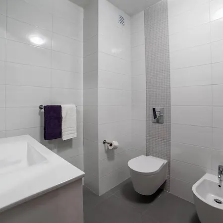 Spacious Two Bedroom Apt, 200m From The Appartement