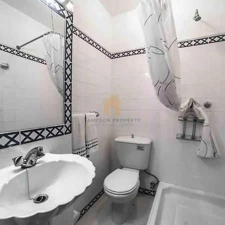 Appartement Spacious Two Bedroom Apt, 200m From The *