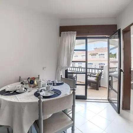 Appartement Spacious Two Bedroom Apt, 200m From The *