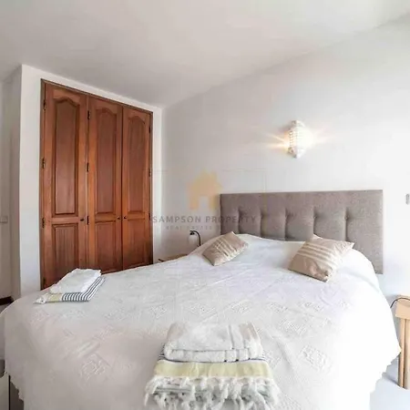 Spacious Two Bedroom Apt, 200m From The Appartement