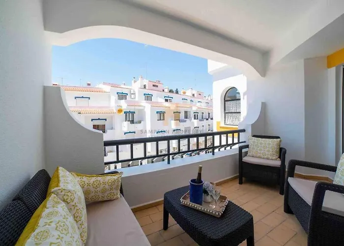 Spacious Two Bedroom Apt, 200m From The Appartamento Carvoeiro (Lagoa)