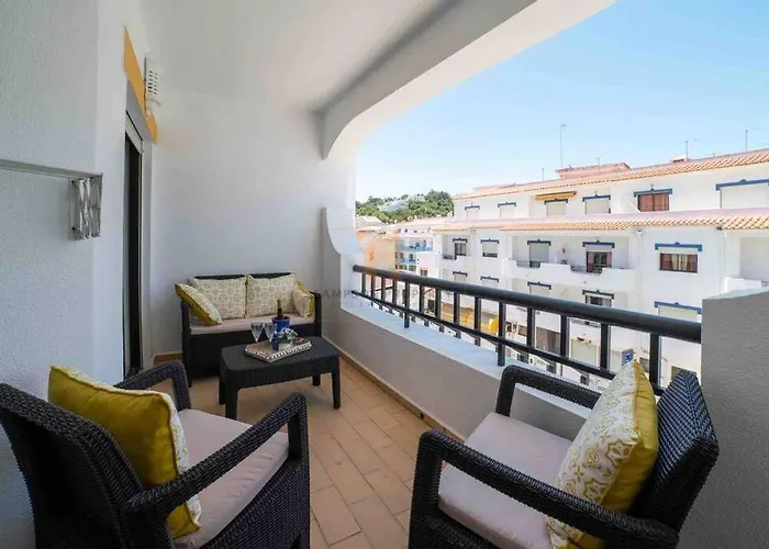 Apartamento Spacious Two Bedroom Apt, 200m From The