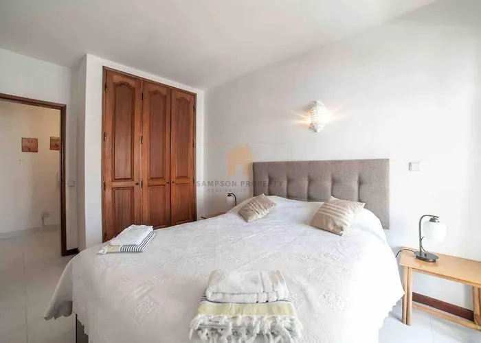 Spacious Two Bedroom Apt, 200m From The Appartamento