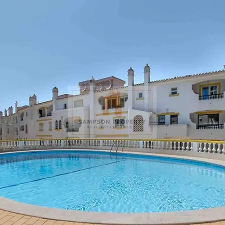 Lejlighed Spacious Two Bedroom Apt, 200m From The