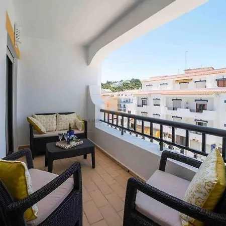 Lejlighed Spacious Two Bedroom Apt, 200m From The